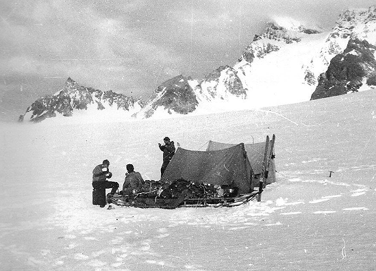 " W owym czasie wyprawa działała w warunkach pionierskich niewiele odbiegających od czasów podbojów Arktyki"